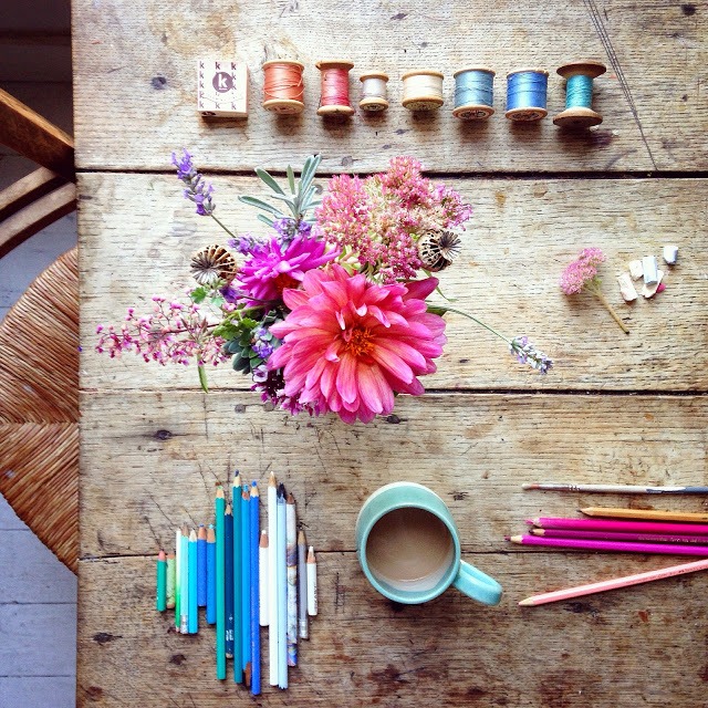 Flower flat lay photography ideas | 5FTINF Philippa Stanton